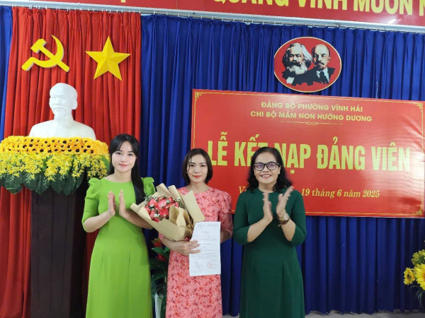 LỄ KẾT NẠP ĐẢNG VIÊN MỚI