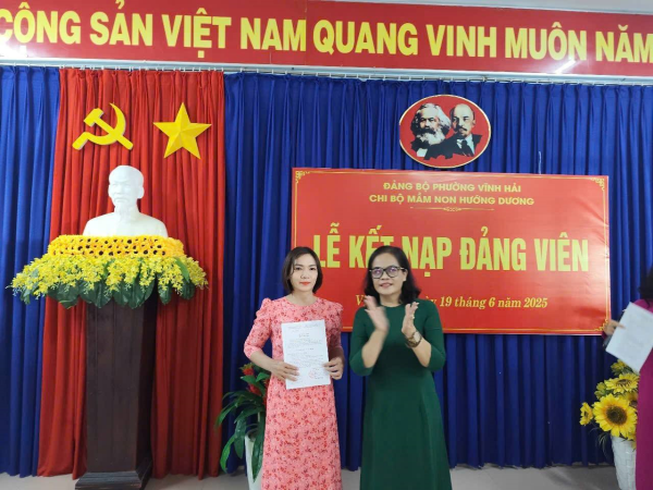 LỄ KẾT NẠP ĐẢNG VIÊN MỚI