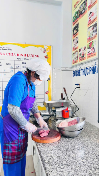 👩‍🍳 Các cô cấp dưỡng – gửi trọn yêu thương trong từng món ăn, nuôi dưỡng bé khỏe mạnh mỗi ngày! 🥰